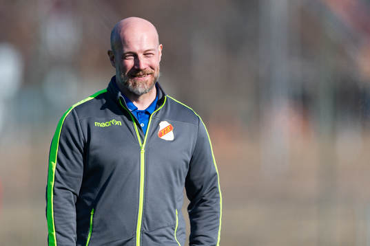 Ytterhogdals tränare Sebastian Bowles före