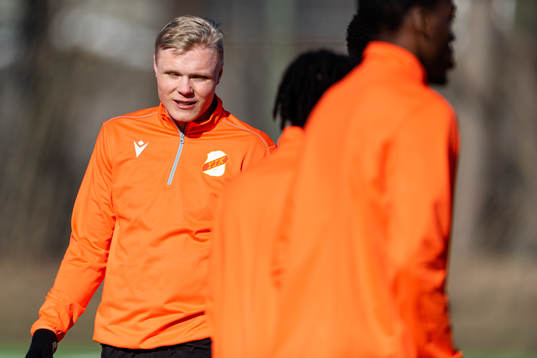 Ytterhogdals spelare värmer upp före fotbollsmatchen i