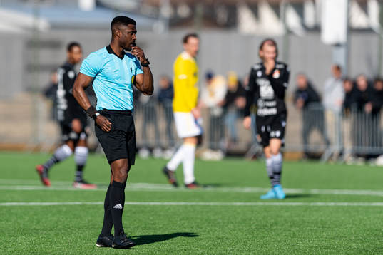Domare Fredrik Oppong