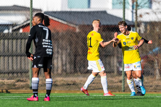 Falkenbergs Robin Hofsö jublar