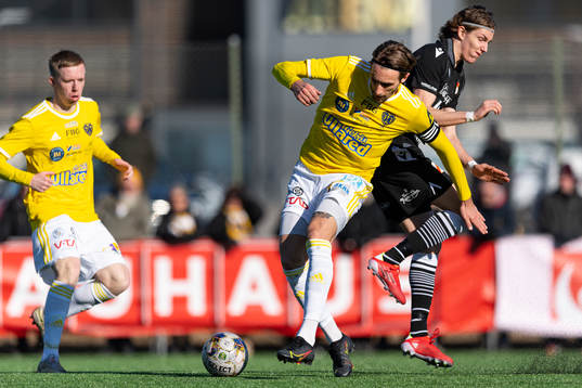Falkenbergs Tobias Karlsson och Ytterhogdals Niila Forsell