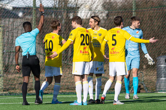 Falkenbergs spelare reagerar på ett domslut