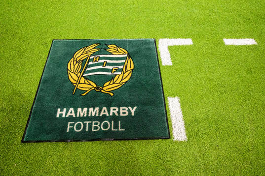 En matta med Hammarbys logotyp