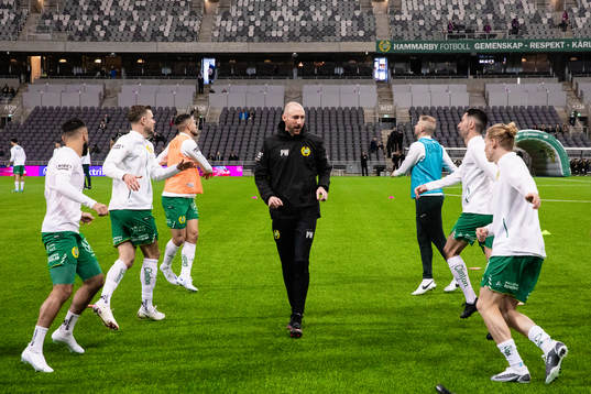Hammarbys fystränare Perry Wild med spelare