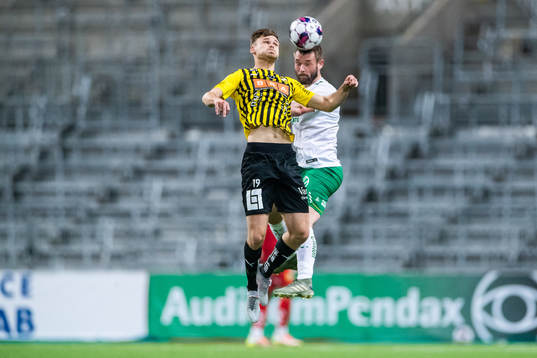 Häckens Oscar Uddenäs och Hammarbys Mads Fenger Nielsen