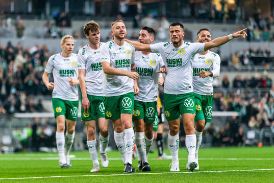 Hammarbys Darijan Bojanic jublar med lagkamrater