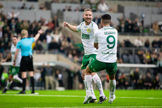 Hammarbys Darijan Bojanic jublar med Astrit Selmani