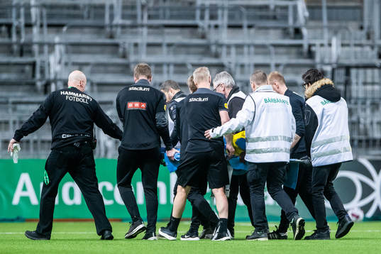 Häckens Benie Traore bärs ut på bår