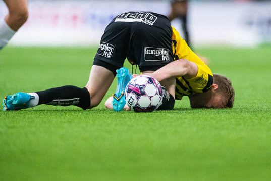 Häckens Tomas Totland har ont