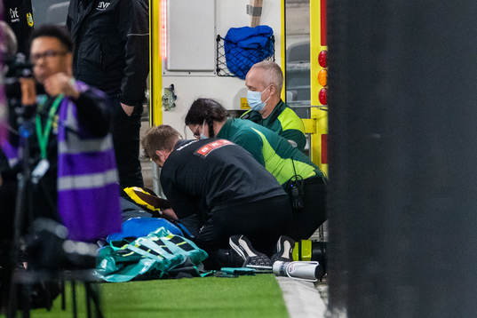 Häckens Benie Traore får vård vid sidan av planen