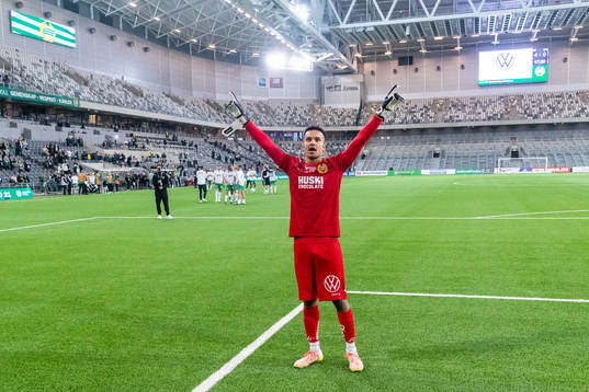Hammarbys målvakt Oliver Dovin jublar
