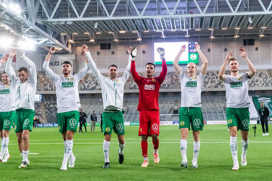Hammarbys målvakt Oliver Dovin jublar med lagkamrater