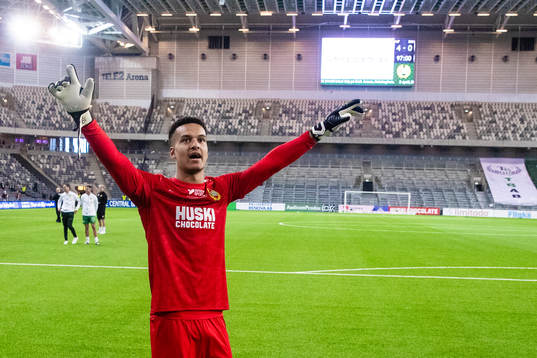 Hammarbys målvakt Oliver Dovin jublar