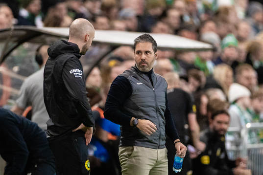 Hammarbys tränare Martí Cifuentes i samtal med