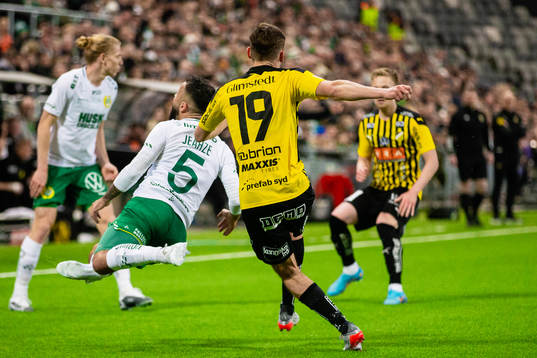 Hammarbys Mohanad Jeahze tacklas av Häckens Oscar Uddenäs