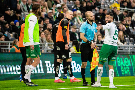 Hammarbys Mohanad Jeahze i samtal med domare