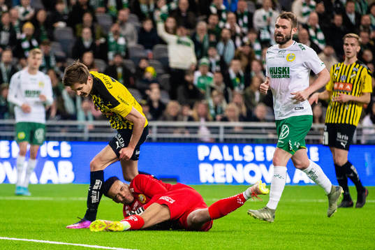 Hammarbys målvakt Oliver Dovin med en räddning på en