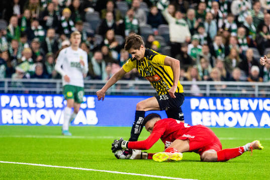 Hammarbys målvakt Oliver Dovin med en räddning på en