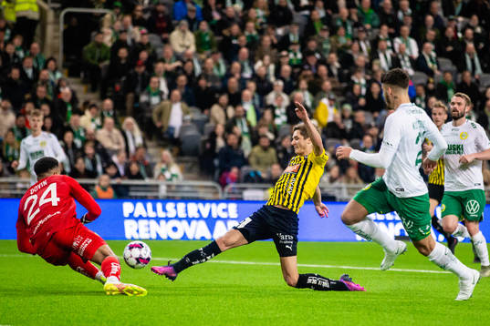 Hammarbys målvakt Oliver Dovin med en räddning på en