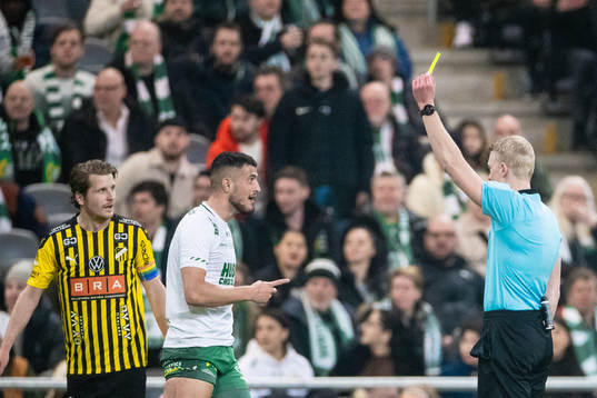 Hammarbys Astrit Selmani får gult kort av domare Adam