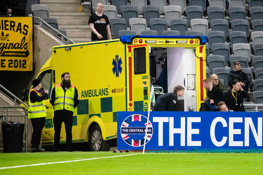 En ambulans på på arenan i samband med skada på Häckens
