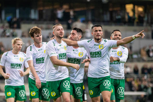 Hammarbys Darijan Bojanic jublar med Astrit Selmani