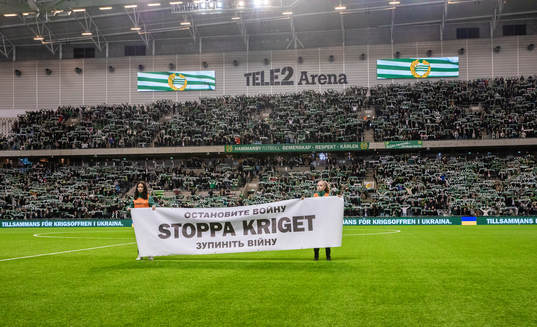 En banderoll med texten Stoppa kriget med hänvisning till
