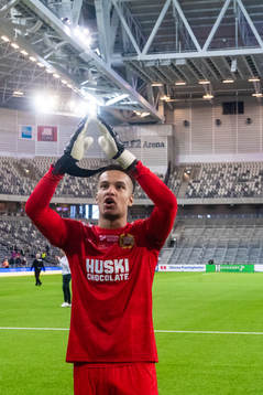 Hammarbys målvakt Oliver Dovin jublar