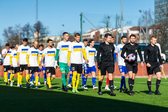 Mjällbys och IFK Göteborgs spelare gör entré iklädda
