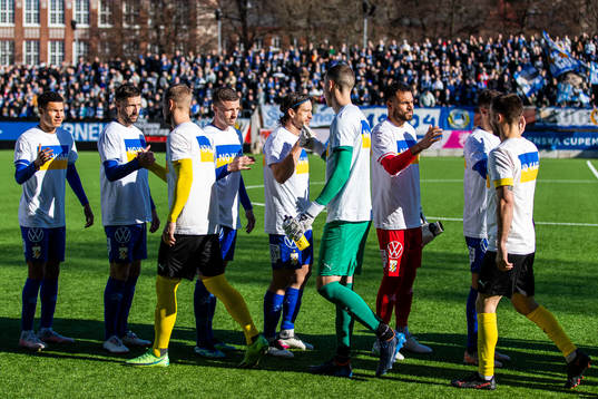 IFK Göteborgs och Mjällbys spelare vid line-up iklädda
