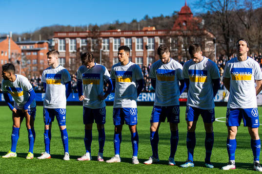 IFK Göteborgs spelare vid line-up iklädda t-shirts med