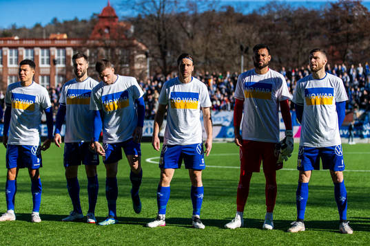 IFK Göteborgs spelare vid line-up iklädda t-shirts med