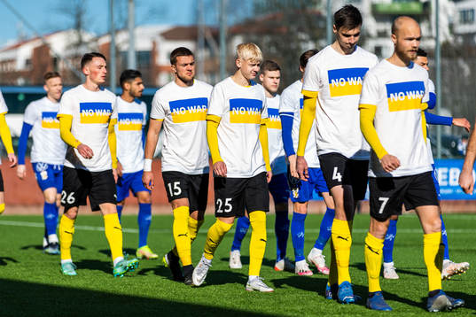 Mjällbys och IFK Göteborgs spelare gör entré iklädda