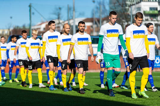 Mjällbys och IFK Göteborgs spelare gör entré iklädda