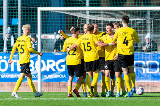 Mjällbys Mamudu Moro jublar med lagkamrater