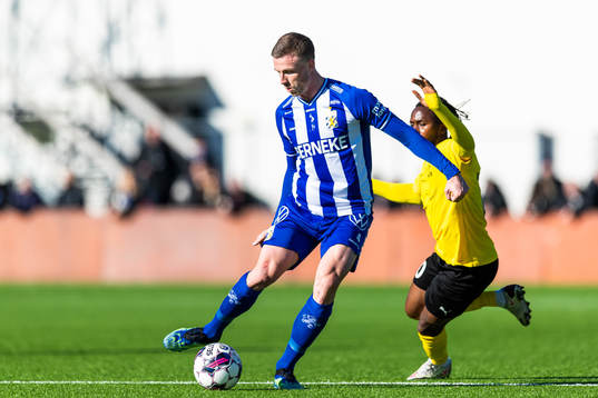 IFK Göteborgs Calle Johansson och Mjällbys Mamudu Moro