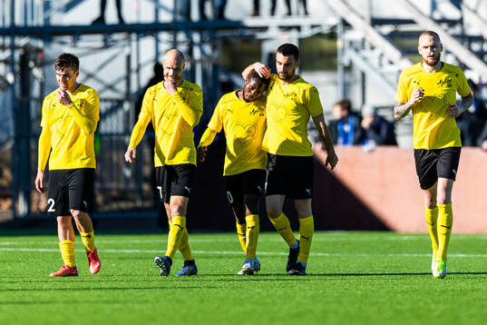 Mjällbys Mamudu Moro jublar med Carlos Moros Gracia som