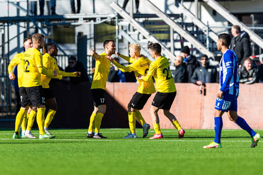 Mjällbys Carlos Moros Gracia jublar med lagkamrater