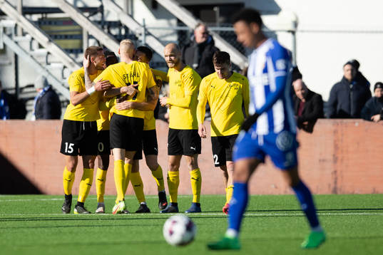 Mjällbys Carlos Moros Gracia jublar med lagkamrater