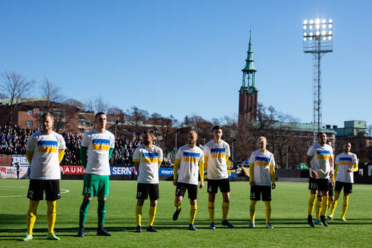 Mjällbys spelare på line up iklädda t-shirts med