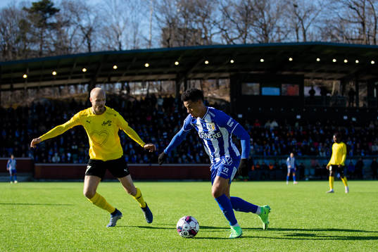 Mjällbys Viktor Gustafson och IFK Göteborgs Tobias Sana