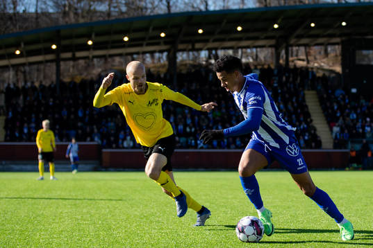 Mjällbys Viktor Gustafson och IFK Göteborgs Tobias Sana