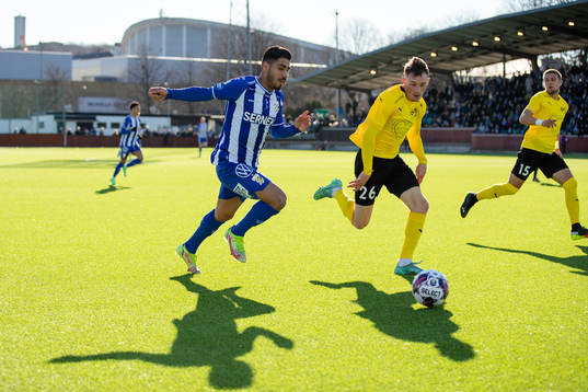 IFK Göteborgs Hosam Aiesh och Mjällbys Noah Persson