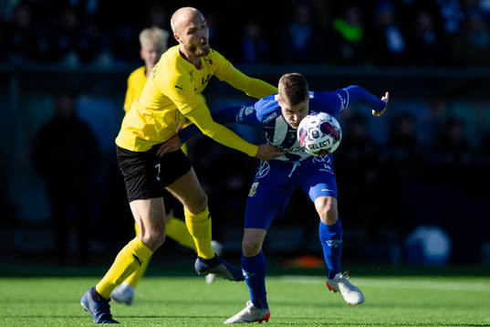 Mjällbys Viktor Gustafson och IFK Göteborgs Gustaf Norlin