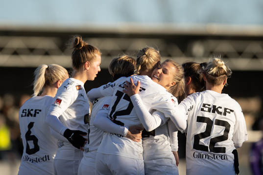 Häckens Stine Larsen och Lotta Ökvist jublar