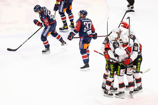 Malmö Redhawks Marcus Sylvegård jublar med lagkamrater