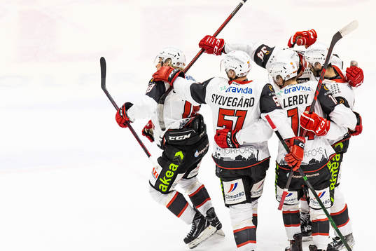 Malmö Redhawks Marcus Sylvegård jublar med lagkamrater