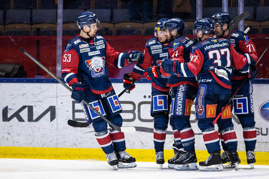 Linköpings Broc Little jublar med lagkamrater