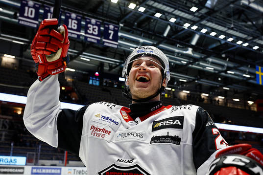 Malmö Redhawks Eric Engstrand jublar