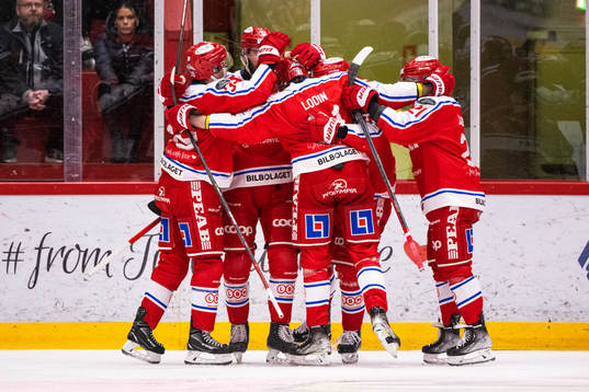 Timrås Robin Hanzl jublar med lagkamrater eftr att han